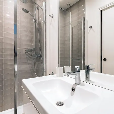 Charming 1bd W Intimate Patio Jaures ! Διαμέρισμα *